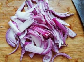 首先把洋葱去皮洗净，切丝备用，切的时候小心别辣到眼睛。