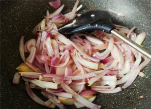 鸡蛋碎盛出后，再倒入少许油，锅热后把洋葱丝倒入翻炒，炒软。