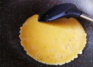 鸡蛋磕入碗中打散，热锅倒油，把鸡蛋液倒入炒散，炒熟，炒的香喷喷。