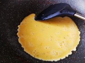 鸡蛋磕入碗中打散，热锅倒油，把鸡蛋液倒入炒散，炒熟，炒的香喷喷。