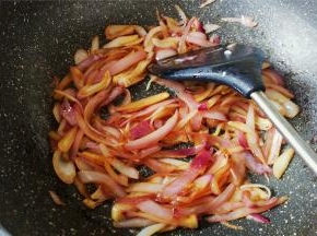 炒制变软后，倒入盐和生抽调味，继续翻炒洋葱丝。