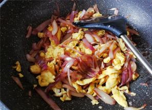 最后把炒好的鸡蛋碎倒入洋葱丝中翻炒均匀。