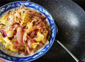 简简单单的一盘家常菜出锅了，超级香哦，想吃吗？