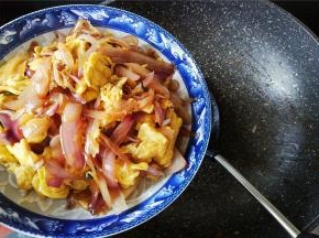 简简单单的一盘家常菜出锅了，超级香哦，想吃吗？