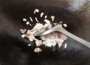 首先把洋葱切碎，热锅倒油，把洋葱翻炒爆香。