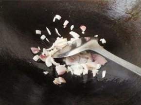 首先把洋葱切碎，热锅倒油，把洋葱翻炒爆香。