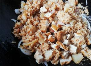 接着倒入焖饭翻炒下（焖饭本身有咸味不加盐哦）把油豆干切碎倒入翻炒。