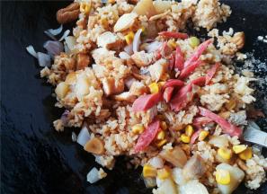 最后把香肠切丝，跟玉米青豆一起倒入跟米饭一起翻炒。