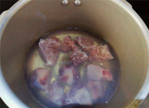 首先把排骨洗净，冷水下锅煮出杂质和血沫，再捞出冲洗备用。