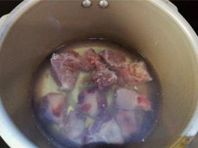 首先把排骨洗净，冷水下锅煮出杂质和血沫，再捞出冲洗备用。