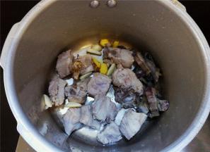 备一个高压锅，把排骨和墨鱼干放入，蒜瓣去皮切片，姜块洗净切片一起放入锅中。