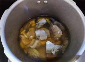 倒入料酒，生抽，再倒入适量清水，撒入1撮白砂糖，滴入几滴醋。