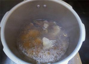 加盖开大火煮沸，上气后继续煮上15分钟，再转小火5分钟，关火自然放气，盛出食用。