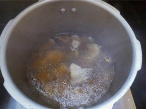 加盖开大火煮沸，上气后继续煮上15分钟，再转小火5分钟，关火自然放气，盛出食用。