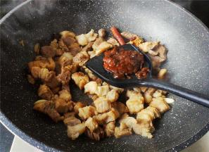 首先来炖肉，牛腩洗净切块，冷水下锅煮出血沫，热锅倒油，放入蒜瓣，香料炒香，再倒入牛腩块翻炒。