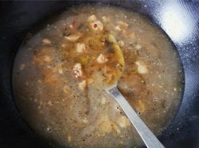 另起一锅倒入少许油，翻炒下酸腌菜放入煮好的牛腩块，再加点水煮沸。