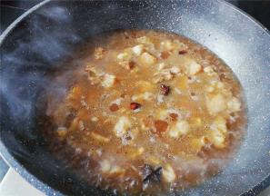 加入调料后继续翻炒，加水开大火炖煮，煮制牛腩软嫩备用。