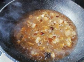加入调料后继续翻炒，加水开大火炖煮，煮制牛腩软嫩备用。