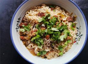 把锅中的酸菜牛腩装碗后，把香菜撒入其中，点睛之笔呀。