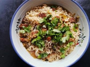 把锅中的酸菜牛腩装碗后，把香菜撒入其中，点睛之笔呀。