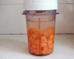 胡萝卜切小块，加入清水。