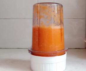 用料理机打成胡萝卜汁。