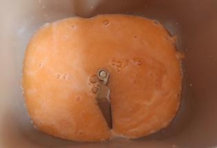 面包机放入240克胡萝卜汁。