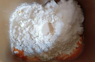 加入高筋面粉，对角放盐和糖，中间挖个洞放入酵母。