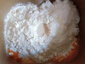 加入高筋面粉，对角放盐和糖，中间挖个洞放入酵母。