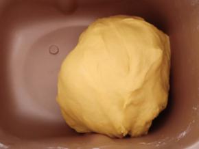 继续揉15分钟。放在面包机内室温发酵。