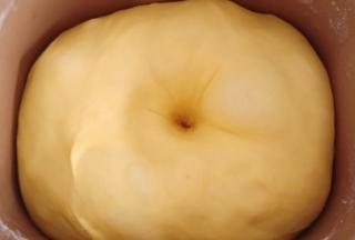 发酵至两倍大，中间挖个洞戳个洞不回缩也不塌陷即可。