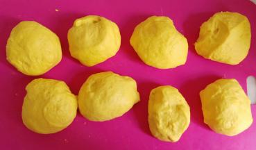 面团分成8份，每份约90克。盖保鲜膜。