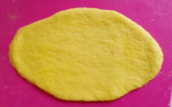 取一个面团擀开呈椭圆形。