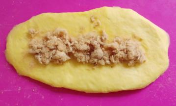 中间放入肉松。