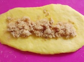 中间放入肉松。