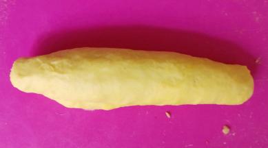 从下往上卷起来，收口捏紧朝下。