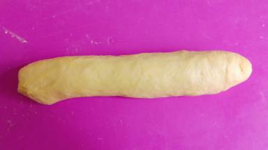 将面团轻轻搓长。