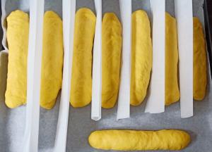 全部做好放入烤盘，中间用油纸夹好防粘。