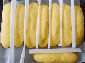 放入烤箱发酵至两倍大，里面放碗温水保湿。