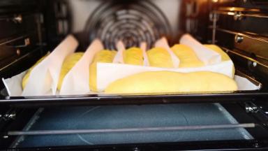 表面喷少许水，入预热好的烤箱165度中下层烤20分钟，上色满意注意加盖锡纸。