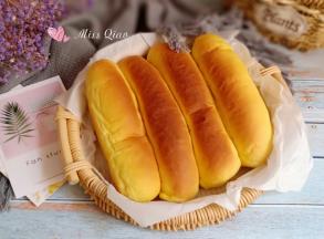 胡萝卜肉松面包。