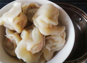 首先煮一锅沸水，把速冻的水饺放入煮制，煮熟后捞起备用。