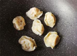 热锅冷油，升温后，放入煮好的水饺煎制下，煎制两面微黄。
