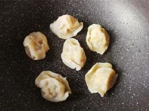 热锅冷油，升温后，放入煮好的水饺煎制下，煎制两面微黄。
