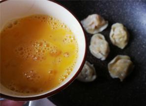 鸡蛋磕入碗中打散撒入少许盐，饺子摆放好，慢慢浇入蛋液。