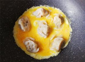 开中火让蛋液慢慢凝固起来，包裹住饺子。