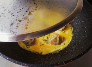 加盖让鸡蛋皮煎出焦黄的边，盛出就可以食用了。