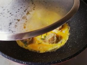 加盖让鸡蛋皮煎出焦黄的边，盛出就可以食用了。