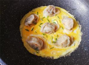 再撒入适量葱花点缀下，也增加口感，香气。