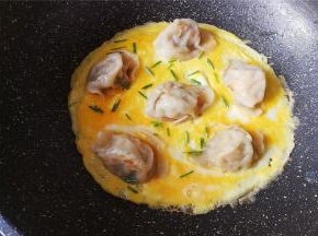 再撒入适量葱花点缀下，也增加口感，香气。